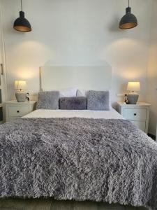sypialnia z dużym łóżkiem i szarym kocem w obiekcie Beach Apartment - Benalmadena Costa w mieście Benalmádena +37 zdjęć