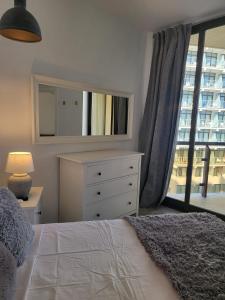 Łóżko lub łóżka w pokoju w obiekcie Beach Apartment - Benalmadena Costa