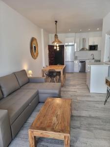 salon i kuchnia z kanapą i stołem w obiekcie Beach Apartment - Benalmadena Costa w mieście Benalmádena