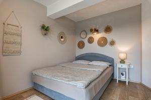 1 dormitorio con 1 cama con cabecero azul en Vineyard Cottage Lan On The Hill - Happy Rentals, en Semič