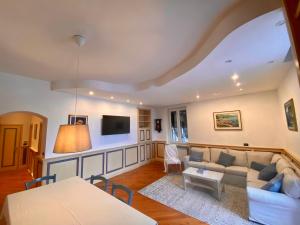 ein Wohnzimmer mit einem Sofa und einem Tisch in der Unterkunft Benvenuto Beach House in Monterosso al Mare