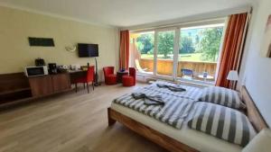 1 dormitorio con cama y ventana grande en Ferienwohnung mit Bergblick am Golfplatz, en St. Wolfgang