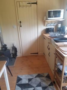 Kuchyň nebo kuchyňský kout v ubytování Rhydydefaid Cwt Clyd - Cosy Hut