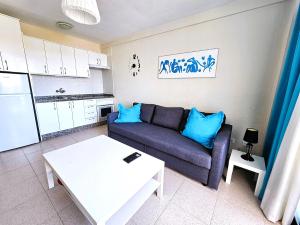 - un salon avec un canapé et une table dans l'établissement Viñas del Mar with Sea View, à Playa de las Americas