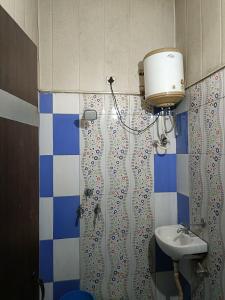 Asha Guest House في أمريتسار: حمام مع دش ومغسلة