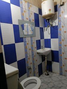 ein Bad mit einem WC und einem Waschbecken in der Unterkunft Asha Guest House in Amritsar