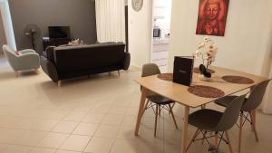 ein Wohnzimmer mit einem Tisch und einem Sofa in der Unterkunft Cosy Apartment in Ebene in Quatre Bornes