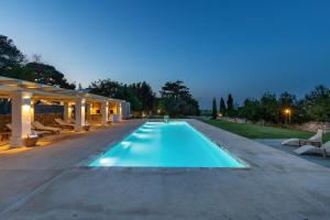 uma piscina num quintal à noite em Masseria Santella Luxury B&B em Cassano delle Murge