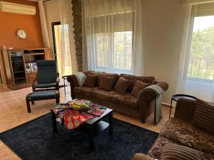 uma sala de estar com um sofá e uma mesa em The Rainbow Residence 2 em Amã