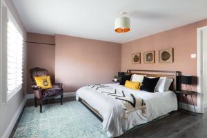 een slaapkamer met een groot bed en een stoel bij The Pride in Worthing