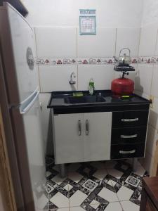 małą kuchnię ze zlewem i lodówką w obiekcie Casa, para máximo 6 personas w mieście Melo