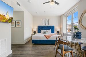 1 dormitorio con 1 cama, mesa y sillas en California Building by Hosteeva en Nueva Orleans