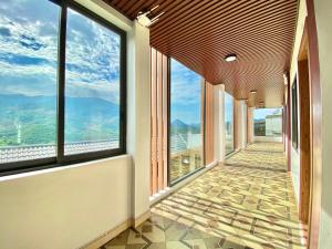 um corredor com janelas e vista para as montanhas em Ánh Sao Sapa Hotel em Sapa