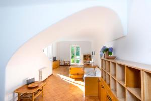 Il Lauro Luxury Villa في ايسكيا: غرفة معيشة مع ممر وطاولة