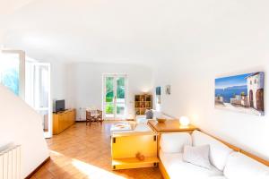 sala de estar con sofá y mesa en Il Lauro Luxury Villa en Ischia