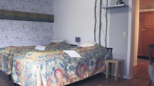 um quarto com uma cama com um edredão colorido em Ferienwohnung Holl em Worms