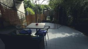 eine Terrasse mit einem Tisch, Stühlen und einem Zaun in der Unterkunft Ferienwohnung Holl in Worms