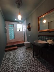 Un baño con bañera, inodoro y lavabo. en Greyton Toad Hall Guesthouse - individual rooms, en Greyton 54 fotos más