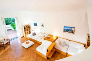 un soggiorno con divano e tavolo di Il Lauro Luxury Villa a Ischia