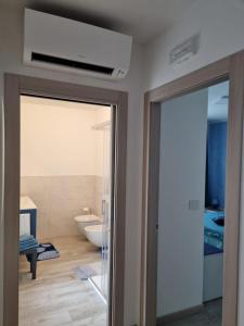 een badkamer met een toilet en een wastafel bij B&B DIANA in Pordenone