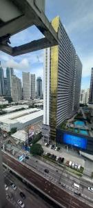 uma vista de um grande edifício numa cidade em JJMC PLACE 22f em Manila