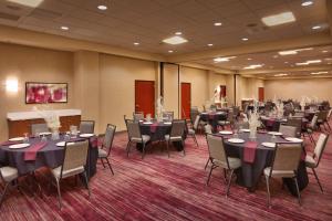 - une salle de conférence avec des tables et des chaises dans l'établissement Courtyard by Marriott Salt Lake City Sandy, à Sandy