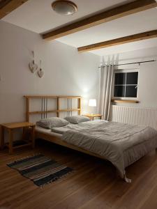 En eller flere senge i et værelse på Dom na Mazurach