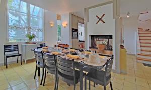 a large dining room with a table and chairs at Maison familiale vue mer 8 personnes in Locmaria