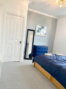 een slaapkamer met een bed en een spiegel bij Remarkable 2-Bed Apartment in Torquay in Torquay