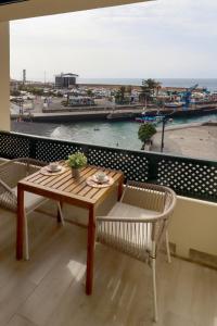 プエルト・デ・ラ・クルスにあるSUN-SEAのテーブルと椅子、海の景色を望むバルコニー