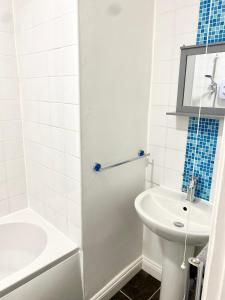 een witte badkamer met een wastafel en een toilet bij Remarkable 2-Bed Apartment in Torquay in Torquay