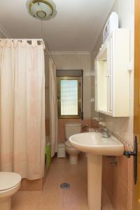 Apartamentos rurales La Veiga tesisinde bir banyo