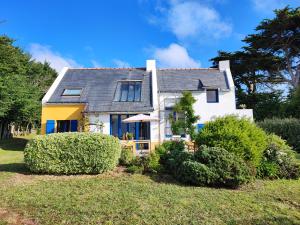 a house with bushes in front of it at Maison familiale vue mer 8 personnes in Locmaria