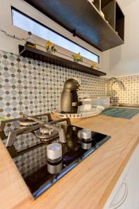 a kitchen with a stove top in a kitchen at Shanti Farm Meco in Sesimbra