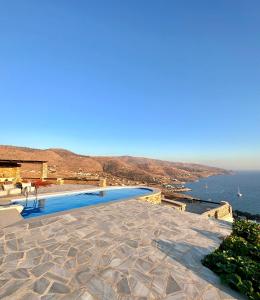 una piscina con vistas al océano en Divine Blue Villa Nano in Koundouros Kea Cyclades with pool and sea view, en Koundouros