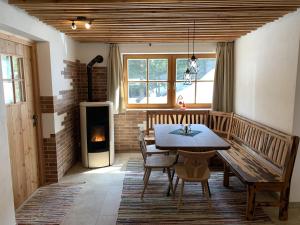 een eetkamer met een tafel en een open haard bij Ferienwohnung Zirbenzapfen - Auszeit in den Seetaler Alpen in Judenburg