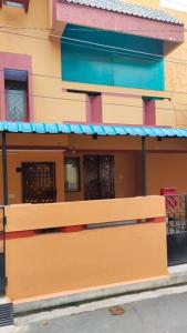 un edificio con un banco delante de él en Ohm Shanthi Homestay en Pondicherry