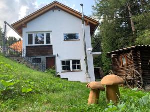 een huis met twee paddenstoelen ervoor bij Ferienwohnung Zirbenzapfen - Auszeit in den Seetaler Alpen in Judenburg