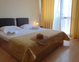 瓦尔纳索伯纳酒店的卧室里有一张床,床上有一顶帽子