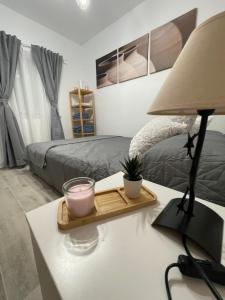 1 dormitorio con 1 cama y 1 mesa con lámpara en Vistalegre! Coqueto apartamento junto al metro, en Madrid