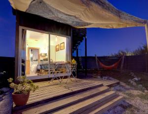 une maison avec une terrasse dotée d'un lit et d'un hamac dans l'établissement Shanti Farm Meco, à Sesimbra