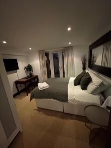Dormitorio con cama, escritorio y TV en Beautiful and spacious 4 Bedroom 3 Bathroom property in Central Chertsey, en Chertsey
