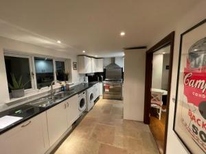Cucina o angolo cottura di Beautiful and spacious 4 Bedroom 3 Bathroom property in Central Chertsey