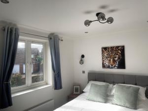 a bedroom with a bed and a picture of a tiger at Gorgeous 3 Bedroom 2 Bathroom Family Home in Bracknell