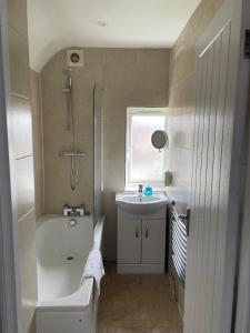 a bathroom with a sink and a shower and a toilet at Sunningdale Stunning Spacious 4 Bedroom House 11 in Sunningdale
