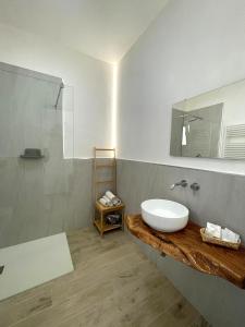 W łazience znajduje się umywalka i lustro. w obiekcie Le Fronde Vieste w mieście Vieste