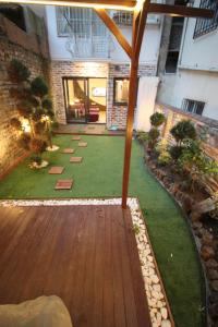 un cortile con terrazza in legno e prato di Ultima apartment a Istanbul