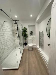een badkamer met een glazen douche en een toilet bij Shotley Bridge Blackhill - Stylish and Spacious 4 Bedroom 3 Bathroom Townhouse in Consett