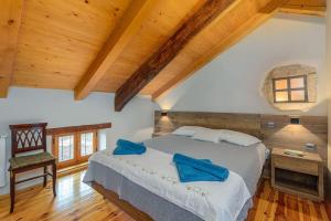 um quarto com uma cama grande e um tecto de madeira em Villa DiVino by IstriaLux em Bičići