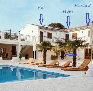 Villa con piscina y tumbonas en Villa Ludilo mit 4 Apartments in Poljica - Marina bei Trogir Split, en Poljica